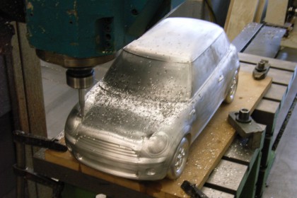 Fräsen eines Modells im Maßstab aus Aluminium